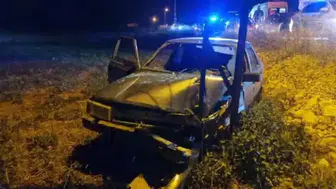 Çorum'da elektrik direğine çarpan otomobil tarlaya uçtu : Sürücü alkollü çıktı