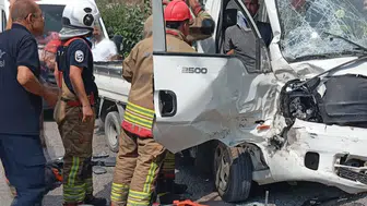 Hatay’da tırla çarpışan kamyonet hurdaya döndü : 3 kişi araçta sıkıştı