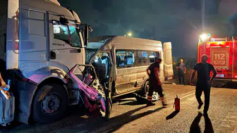 Servis minibüsü ile tır çarpıştı