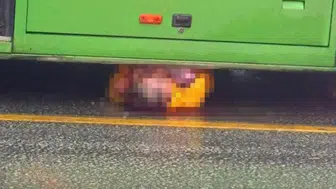 Devrilen motosiklet sürücüsü otobüsün altında can verdi