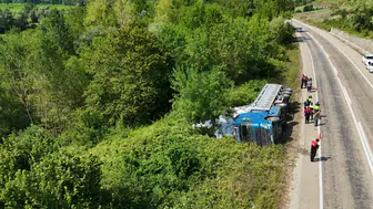 Sinop'ta un yüklü tır yan yattı : 3 yaralı