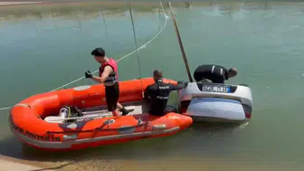 Diyarbakır'da otomobil su kanalına düştü