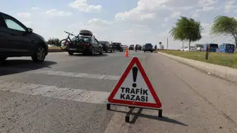 Afyonkarahisar'da hafif ticari araç devrildi : 1 ölü, 2 yaralı