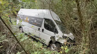 Samsun'da minibüs bariyerlere çarpıp şarampole yuvarlandı : 2 yaralı