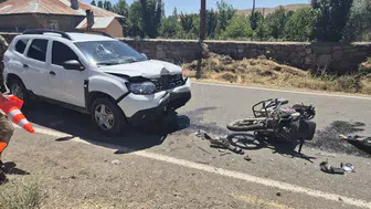 Bingöl'de otomobil ile motosiklet çarpıştı : 3 yaralı