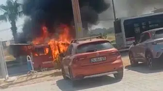 İzmir'de seyir halindeki otomobil alev alev yandı : Patlama sesleri duyuldu