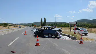 Kütahya'da iki otomobil çarpıştı : 1 ölü, 4 yaralı
