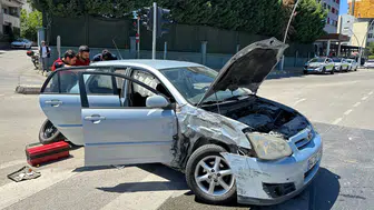 Uşak'ta kamyonet otomobille çarpışıp devrildi :  4 yaralı