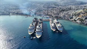 Kuşadası'nda kruvaziyer yoğunluğu ! 2 gemiyle 8 bin 200 turist geldi