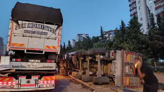 Adana'da 4 araçlı zincirleme trafik kazası : 3 yaralı