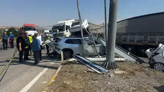 Konya'da freni boşalan tır dehşet saçtı : 1 ölü, 9 yaralı