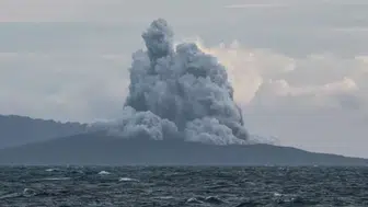 Endonezya'da Anak Krakatau Yanardağı'nda peş peşe patlamalar