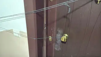 Eskişehir'de daire kapısını kıran kasklı 3 şüpheli uyuşturucu dolu kolileri kaçırdı