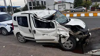 Muş'ta ticari araç, tıra arkadan çarptı : 3 yaralı