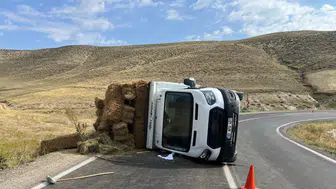 Erzurum'da ot yüklü kamyonet yan yattı : 2 yaralı