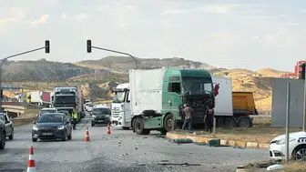 Kırıkkale'de yolcu otobüsü ile tır çarpıştı : 1 yaralı