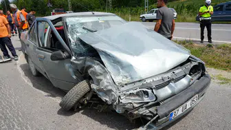 Kastamonu'da otomobil ile kamyonet çarpıştı : 3 kişi yaralandı