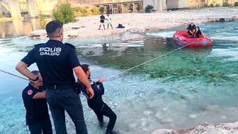 Adıyaman'da Atatürk Barajı'nın kapakları açıldı : 6 kişi nehirde mahsur kaldı