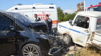 Serik’te turist taşıyan minibüs ile kamyonet çarpıştı : 1 yaralı