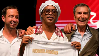 46 yaşındaki Ronaldinho, 11 yıl aranın ardından futbola dönüyor