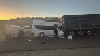 Tarım işçilerini taşıyan minibüs, tıra çarptı