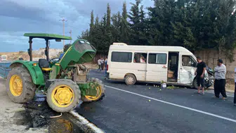 Afyonkarahisar'da minibüs ile traktör çarpıştı : 6 kişi yaralandı