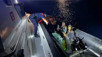 Çanakkale'nin Ezine ilçesi açıklarında 14 kaçak göçmen yakalandı