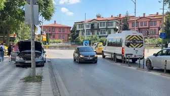 Eskişehir'de caddeye akan motor yağı trafiği felç etti : Sürücüler zor anlar yaşadı