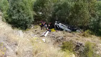 Yolcu minibüsü uçuruma devrildi: 4 ölü, 10 yaralı