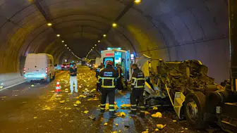 Orhangazi Tüneli'nde kamyona çarpan tırın kupası koptu : 1 ağır yaralı