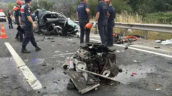 Bolu'da çarpışan otomobiller hurdaya döndü : 1 ölü, 2 yaralı