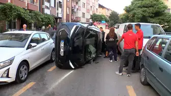 Ümraniye'de park halindeki araçlara çarpan otomobil devrildi