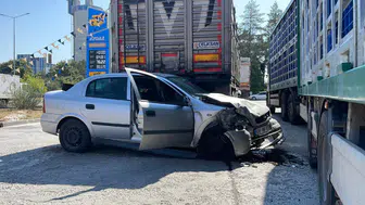 Sivas'ta polisin 'dur' ihtarına uymayan ehliyetsiz sürücü tırın altına girdi : 1'i ağır 2 yaralı