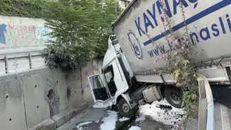 Esenler'de kumaş yüklü kamyon dere yatağına düştü : 1 yaralı