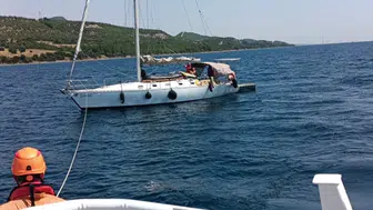 Çanakkale Boğazı'nda arızalanan tekne sürüklendi : Kıyı Emniyeti 4 kişiyi kurtardı