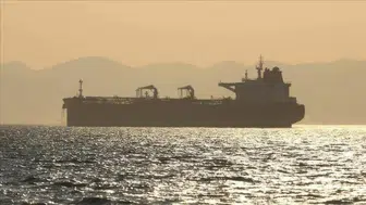Hürmüz Boğazı'nda süper tanker iki deniz mayınına çarparak alev aldı