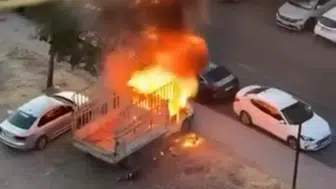 Diyarbakır'da park halindeki kamyonet yanarak küle döndü