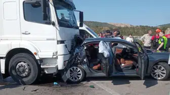 Bursa'da kamyonet otomobile çarptı : 1 ölü