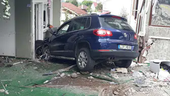 Düzce'de otomobil, bahçe duvarını yıkıp eve çarptı : 1 yaralı