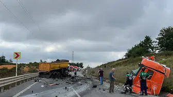 Şile'de korkutan kaza : Çarpışan 2 tır hurdaya döndü