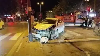 Bursa İnegöl'de 2 otomobil çarpıştı : 7 yaralı