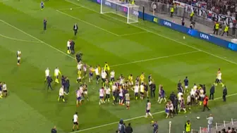 Fenerbahçe - Lyon maçı sonrası saha karıştı!