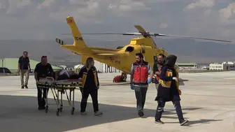 Erzurum'da traktör devrildi : Yaralı genç helikopterle hastaneye kaldırıldı
