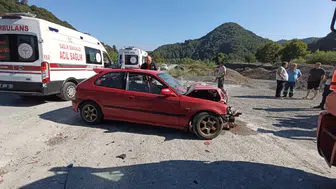 Zonguldak’ta otomobil kamyonete çarptı : Sıkışan sürücü hastaneye kaldırıldı