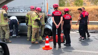 İzmir'de otomobil, tırın dorsesine çarptı : 1 ölü