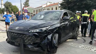 Edirne’de trafiğe kapalı caddeye giren otomobil dubalara çarptı