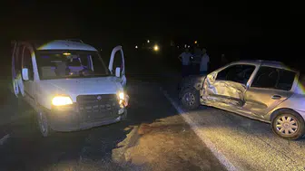Afyonkarahisar'da hafif ticari araç ile otomobil çarpıştı : 2 yaralı