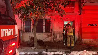 Bayrampaşa'da metruk binada çıkan yangın, apartman çatısına sıçradı