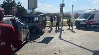 Erzincan'da iki araç çarpıştı : 4 kişi yaralandı