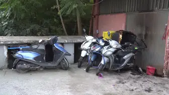 Kadıköy'de arkadaşının motosikletlerini ateşe verdi : 4 motosiklet yandı